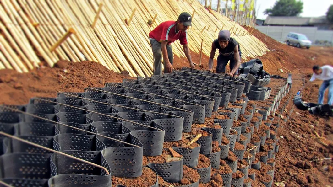 1.0 มิลลิเมตร - 1.6 มิลลิเมตร HDPE Geocell ทนต่อการออกซิเดชั่น สําหรับการป้องกันหันทางถนน 3