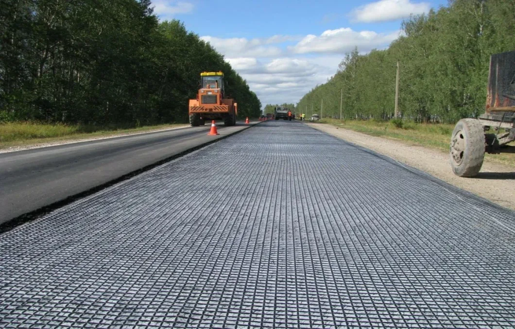 สารประกอบ Bi-Axial Fiberglass Geogrid With Nonwoven Geotextile สําหรับการเสริมสร้างดิน/วัสดุก่อสร้างถนน 0