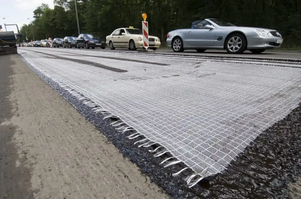 สารประกอบ Bi-Axial Fiberglass Geogrid With Nonwoven Geotextile สําหรับการเสริมสร้างดิน/วัสดุก่อสร้างถนน 8