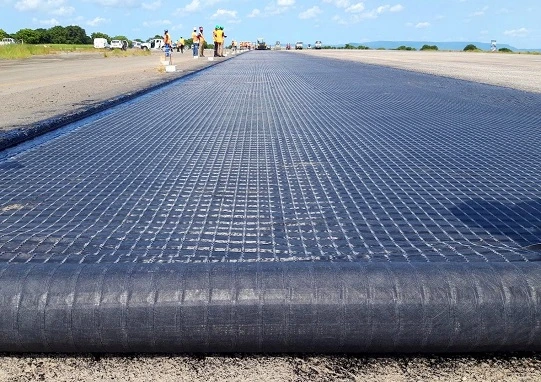 สารประกอบ Bi-Axial Fiberglass Geogrid With Nonwoven Geotextile สําหรับการเสริมสร้างดิน/วัสดุก่อสร้างถนน 10