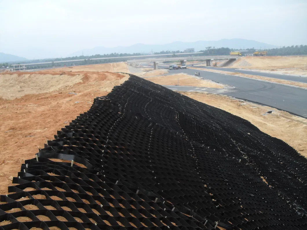 HDPE เครื่องพัดกรวยระบบวัสดุการขับขี่ Geocell เนื้อผงสําหรับการเสริมสร้างถนน 13