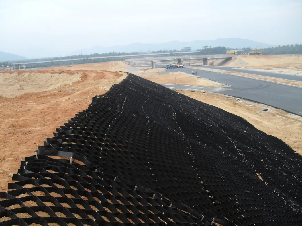 HDPE Geocell แบบมีรูพรุน ระบบกักกันเซลล์สูง รังผึ้ง HDPE Geocell สำหรับฐานรากถนน ป้องกันลาดเอียง ลานจอดรถ ทางเข้า กำแพงกันดิน 8