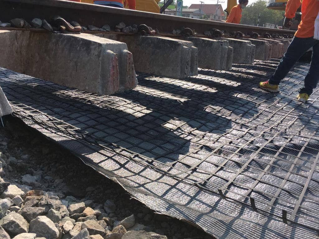 สำหรับการรถไฟทางถนนเสริมแรง geo grid ราคาถนนรถแล่นต่ำ biaxial PET โพลีเอสเตอร์วิปริตถัก geogrid