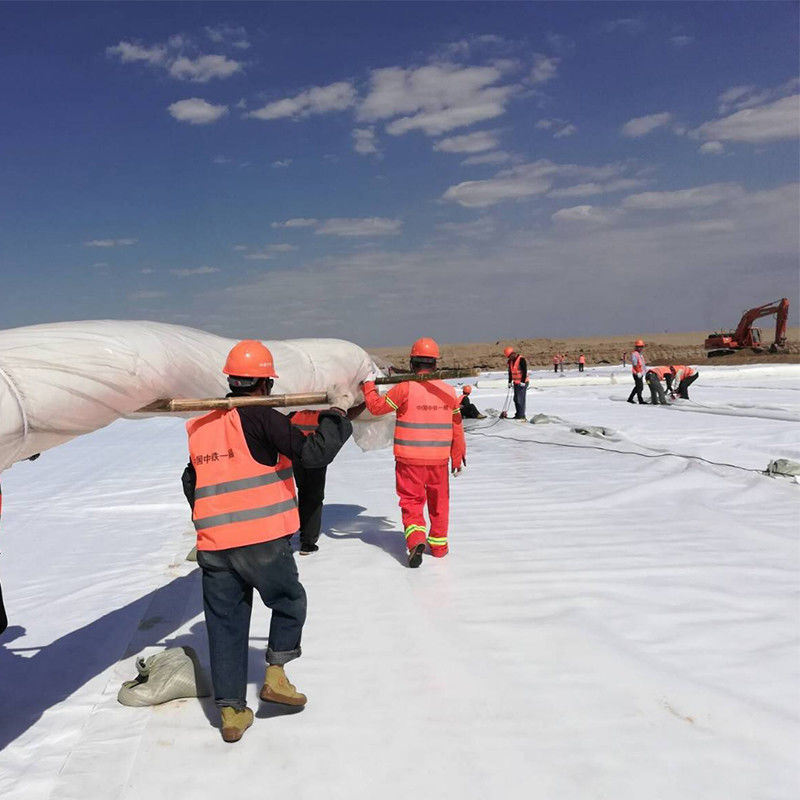 สินค้าที่มีความแข็งแกร่งสูง Geosynthetics วัสดุทางหลวง การสร้างถนน PP PET สายใยไม่เนื้อ