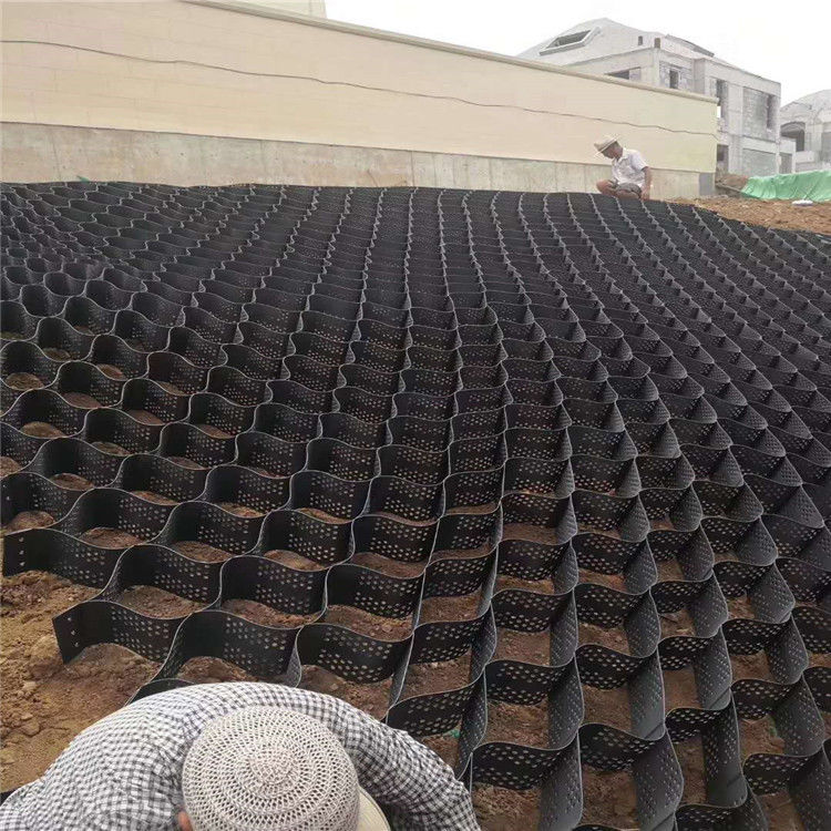 เครื่องปรับปรุงความแข็งแรงของหินดํา Grid Ground HDPE Geocell Factory เครื่องปรับปรุงความแข็งแรงของหินดําสําหรับกําแพงยึดทางเดิน