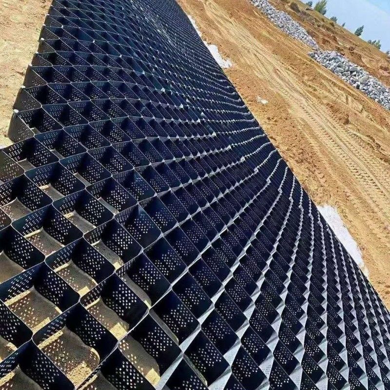 เครื่องปรับปรุงความแข็งแรงของหินดํา Grid Ground HDPE Geocell Factory เครื่องปรับปรุงความแข็งแรงของหินดําสําหรับกําแพงยึดทางเดิน