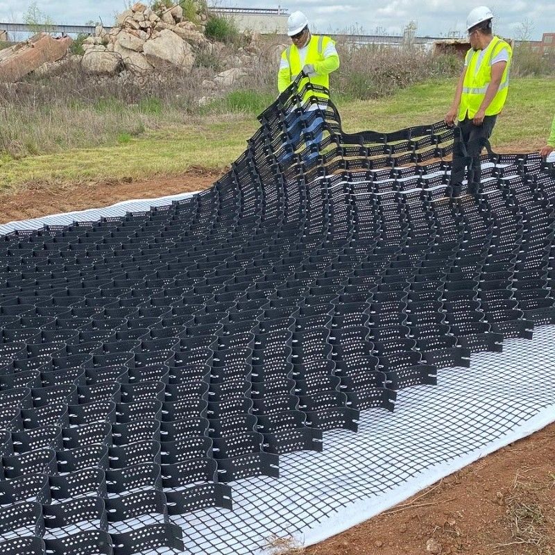 เครื่องปรับปรุงความแข็งแรงของหินดํา Grid Ground HDPE Geocell Factory เครื่องปรับปรุงความแข็งแรงของหินดําสําหรับกําแพงยึดทางเดิน