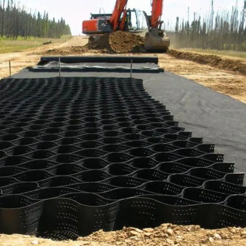 เครื่องปรับปรุงความแข็งแรงของหินดํา Grid Ground HDPE Geocell Factory เครื่องปรับปรุงความแข็งแรงของหินดําสําหรับกําแพงยึดทางเดิน
