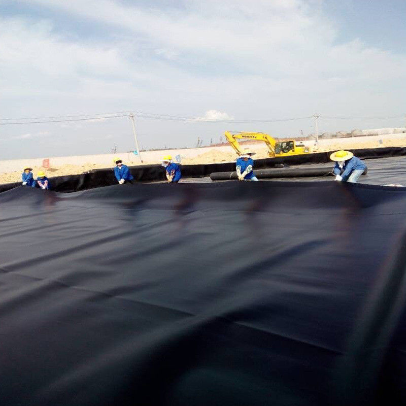 แผ่นธรณีสังเคราะห์ HDPE สีดำทนทาน 0.5 มม. – 2.0 มม. สำหรับบ่อปลาทรงกลม, บ่อเพาะเลี้ยงสัตว์น้ำ, อ่างเก็บน้ำ และงานกันซึมเขื่อน