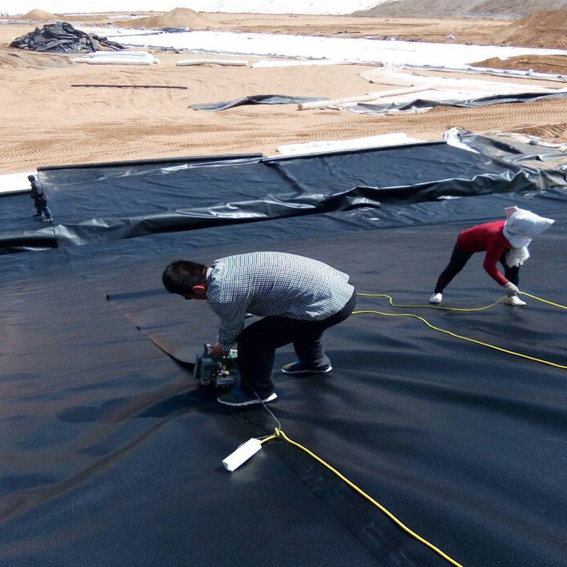 แผ่นรอง HDPE Geomembrane ทนทานสำหรับเพาะเลี้ยงปลา แผ่นพลาสติกกันน้ำสำหรับบ่อเพาะเลี้ยงสัตว์น้ำสำหรับถังเพาะเลี้ยงสัตว์น้ำ บ่อ และอ่างเก็บน้ำ