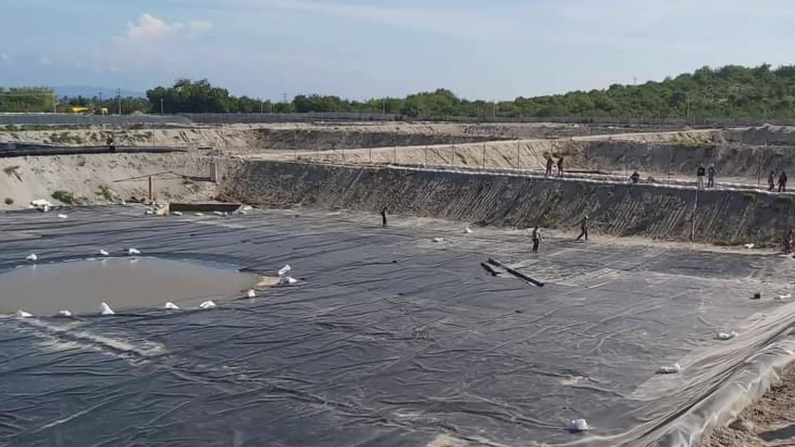 แผ่นรอง HDPE Geomembrane ทนทานสำหรับเพาะเลี้ยงปลา แผ่นพลาสติกกันน้ำสำหรับบ่อเพาะเลี้ยงสัตว์น้ำสำหรับถังเพาะเลี้ยงสัตว์น้ำ บ่อ และอ่างเก็บน้ำ
