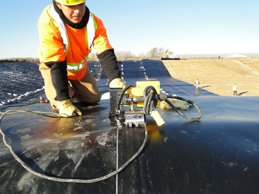 แผ่นรอง HDPE Geomembrane ทนทานสำหรับเพาะเลี้ยงปลา แผ่นพลาสติกกันน้ำสำหรับบ่อเพาะเลี้ยงสัตว์น้ำสำหรับถังเพาะเลี้ยงสัตว์น้ำ บ่อ และอ่างเก็บน้ำ