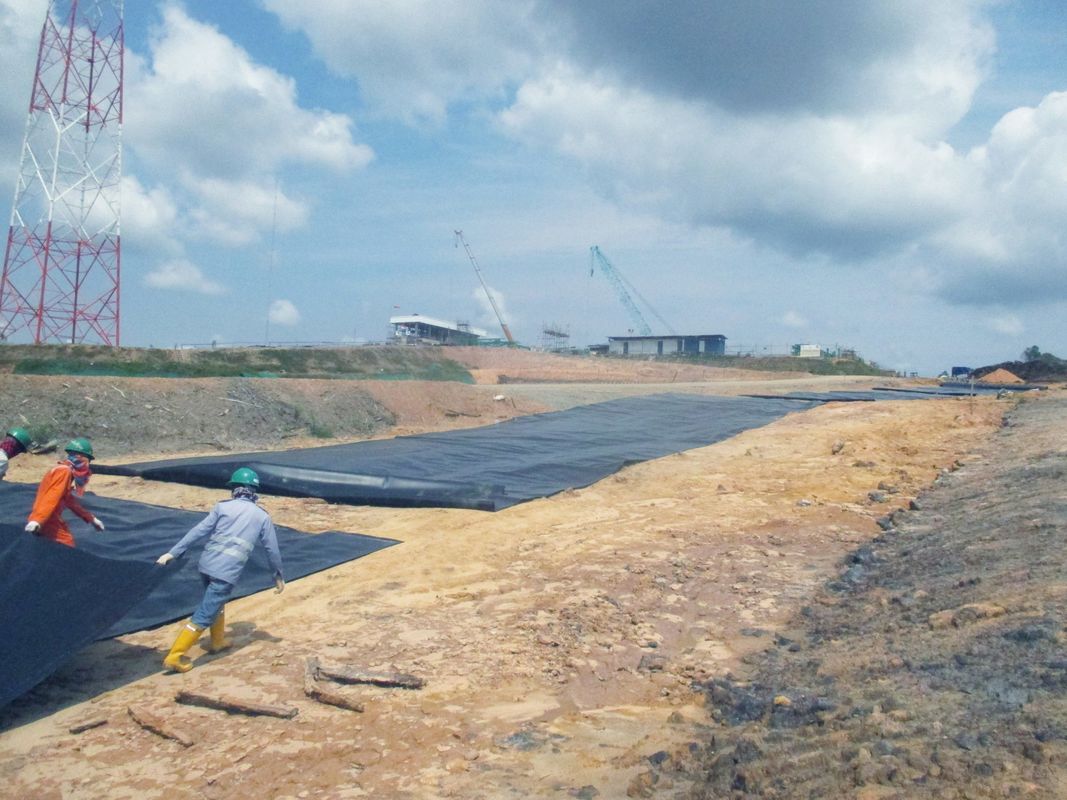 แผ่นรอง HDPE Geomembrane ทนทานสำหรับเพาะเลี้ยงปลา แผ่นพลาสติกกันน้ำสำหรับบ่อเพาะเลี้ยงสัตว์น้ำสำหรับถังเพาะเลี้ยงสัตว์น้ำ บ่อ และอ่างเก็บน้ำ