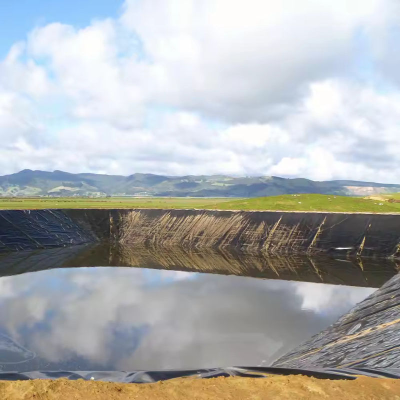 แผ่นซับ Geomembrane HDPE สีดำคุณภาพสูง 0.5 มม. – 2.0 มม. สำหรับการเลี้ยงปลา บ่อเพาะเลี้ยงสัตว์น้ำ อ่างเก็บน้ำ และงานกันซึมเขื่อน