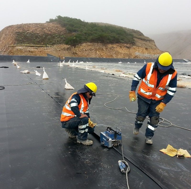 โพลีเอธิลีนความหนาแน่นสูง HDPE Geomembranes สีดํา UV-ทนทาน Liner โพลีเอธิลีนสระ Liner สําหรับการเก็บเก็บเก็บของฝังดิน ความหนา 1.5 มม