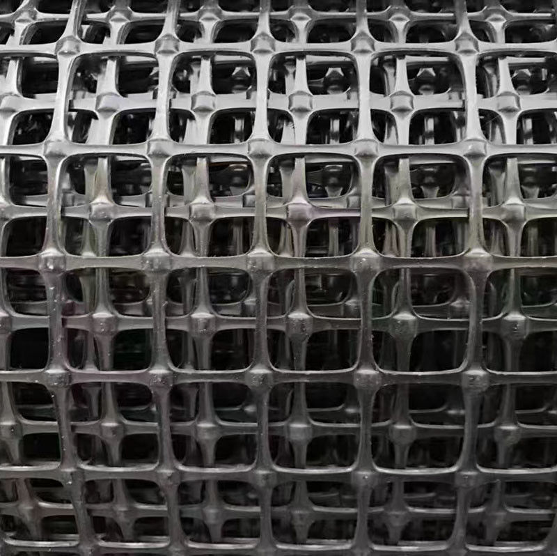 ความแข็งแรงในการดึงสูง Biaxial พลาสติก Mesh สําหรับการเสริมดิน 30kN / m สีดํา PP / PET Grid สําหรับการมั่นคงฐานถนน
