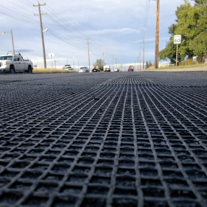 ความแข็งแรงในการดึงสูง Biaxial พลาสติก Mesh สําหรับการเสริมดิน 30kN / m สีดํา PP / PET Grid สําหรับการมั่นคงฐานถนน