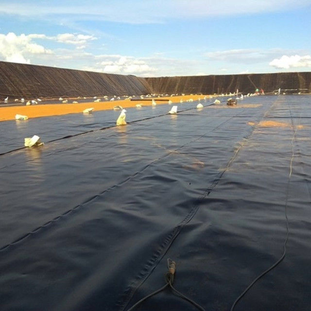 แผ่นเมมเบรน HDPE ความแข็งแรงสูง พร้อมอายุการใช้งานยาวนาน สำหรับโรงบำบัดน้ำเสีย โครงการพลังงานชีวภาพ และถังเก็บน้ำอุตสาหกรรม