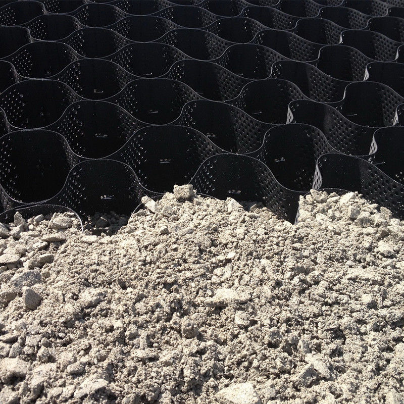 แผ่นใยสังเคราะห์พลาสติก Geocell สำหรับปูพื้นสีดำ HDPE Geocell สำหรับเสริมความแข็งแรงของฐานรากอ่อน ตัวปรับเสถียรกรวด Geocell ในการก่อสร้างถนน