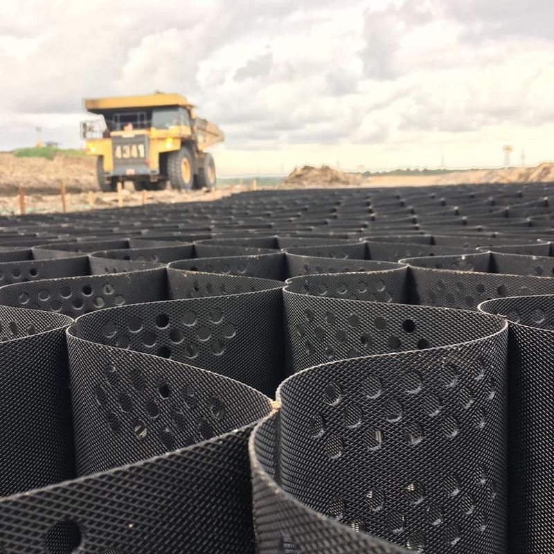 แผ่นใยสังเคราะห์พลาสติก Geocell สำหรับปูพื้นสีดำ HDPE Geocell สำหรับเสริมความแข็งแรงของฐานรากอ่อน ตัวปรับเสถียรกรวด Geocell ในการก่อสร้างถนน