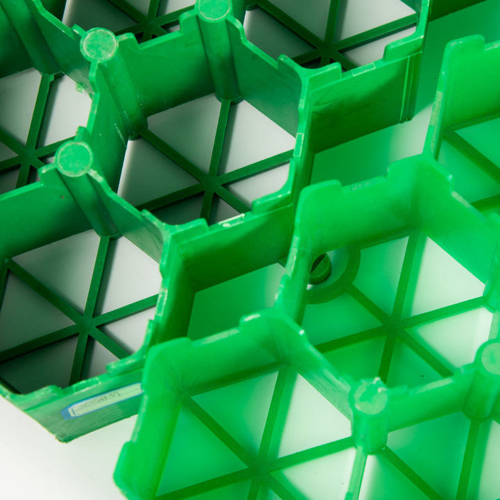 แผ่นพลาสติกตาข่ายรังผึ้งสำหรับปรับเสถียรภาพดินสำหรับงานหนักสำหรับทางเข้า ที่จอดรถ สนามหญ้าภูมิทัศน์