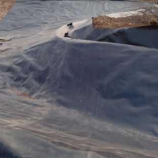 สไตล์อุตสาหกรรม 1 มิลลิเมตร Geomembrane Pond Liner HDPE พลาสติก Liner Geomembrane Pond Liner สําหรับสระปลา ผลิตจาก PVC LDPE LLDPE PP วัสดุสําหรับเก็บขยะ
