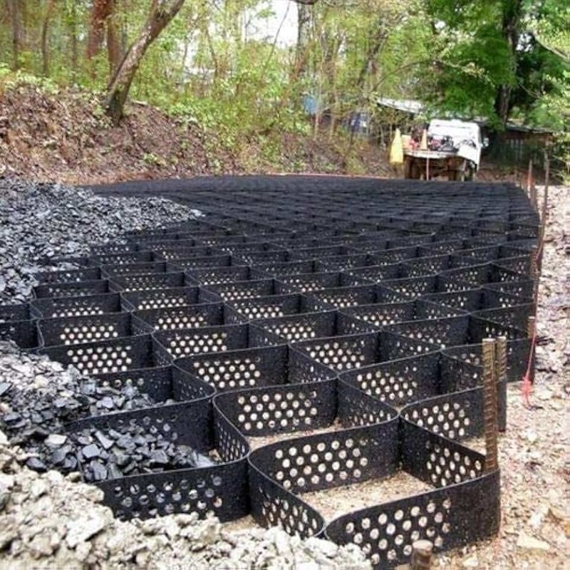 HDPE Geocell แบบมีรูพรุน ระบบกักกันเซลล์สูง รังผึ้ง HDPE Geocell สำหรับฐานรากถนน ป้องกันลาดเอียง ลานจอดรถ ทางเข้า กำแพงกันดิน