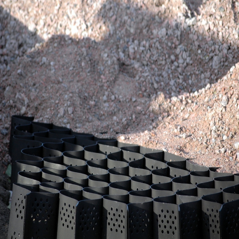 HDPE Geocell แบบมีรูพรุน ระบบกักกันเซลล์สูง รังผึ้ง HDPE Geocell สำหรับฐานรากถนน ป้องกันลาดเอียง ลานจอดรถ ทางเข้า กำแพงกันดิน