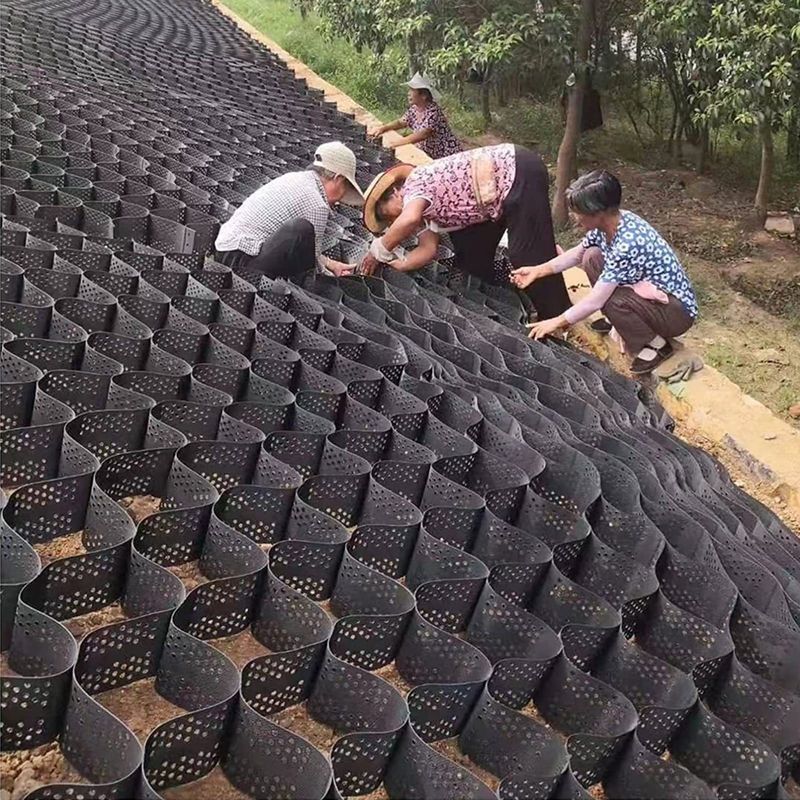 แผ่นใยสังเคราะห์ HDPE พลาสติก Geocell สำหรับเสริมฐานรากอ่อน Geocell HDPE สำหรับการเสริมความแข็งแรงของพื้นผิวถนน ราคาถูก ตัวปรับเสถียรภาพกรวด Geocell ในการก่อสร้างถนน
