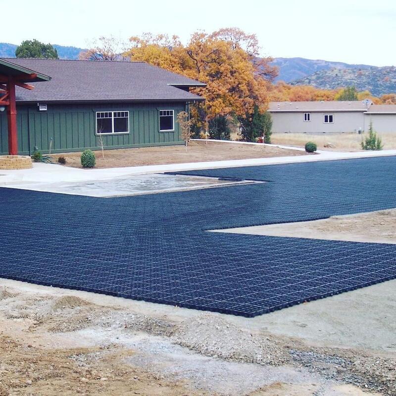 HDPE พลาสติกหญ้ากรีดสําหรับหญ้า พื้นที่จอดรถ คลื่นลม การควบคุมการบดดิน การปรับความมั่นคงของดิน ถนนหินหินหินหินหินหินหินหินหินหิน