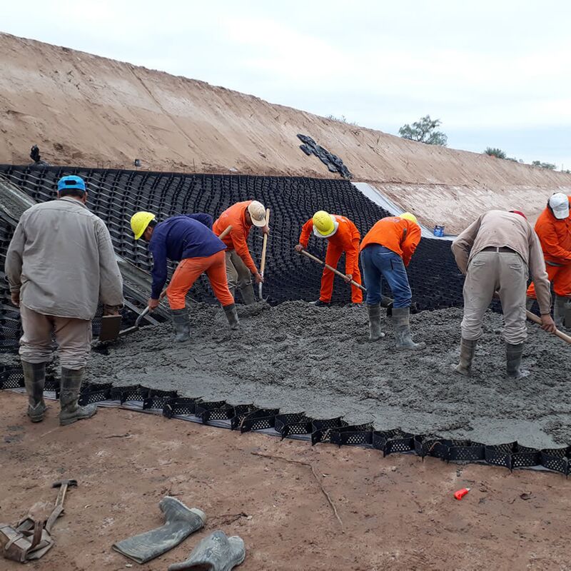 HDPE Geocell พลาสติกทางเข้ากรวด HDPE Geocell การควบคุมดินบนถนนเพื่อเสริมความแข็งแรงของถนน การป้องกันลาดเอียง การควบคุมการกัดเซาะ กรวด ทางหลวง